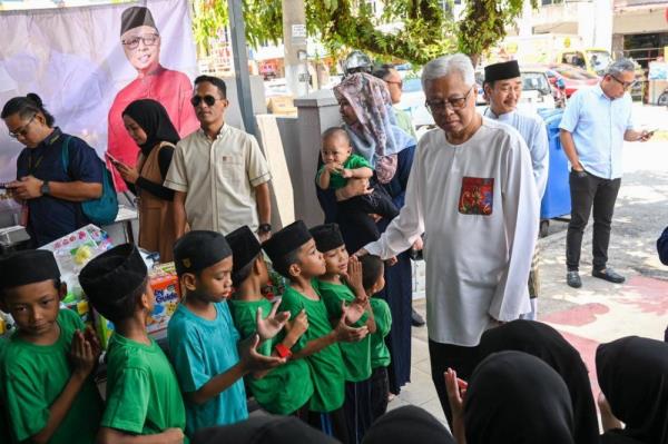 Ismail Sabri Yaakob visits 41 orphans at Rumah Amal Asnaf Al-Barakh di Keramat, Kuala Lumpur through 