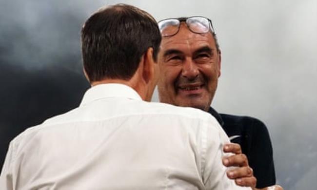 Maurizio Sarri greets the Napoli manager, Rudi Garcia, before the game.